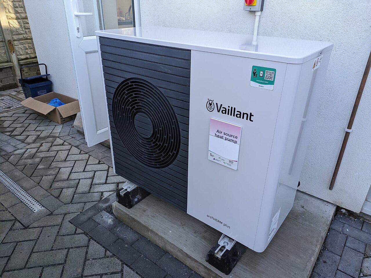 Wärmepumpe am Wohnhaus